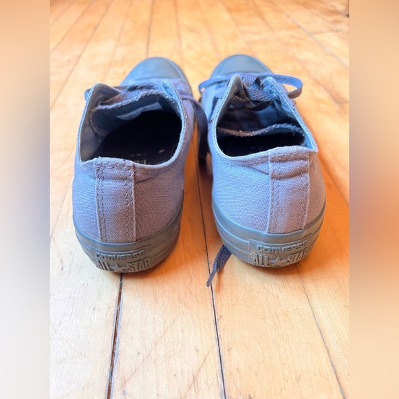 Low top converse shoes - Picture 3 of 6